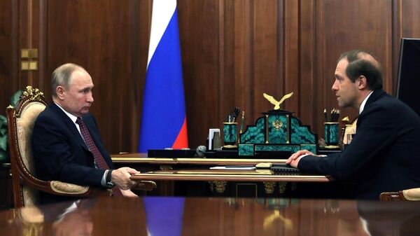  Президент РФ Владимир Путин и министр промышленности и торговли РФ Денис Мантуров