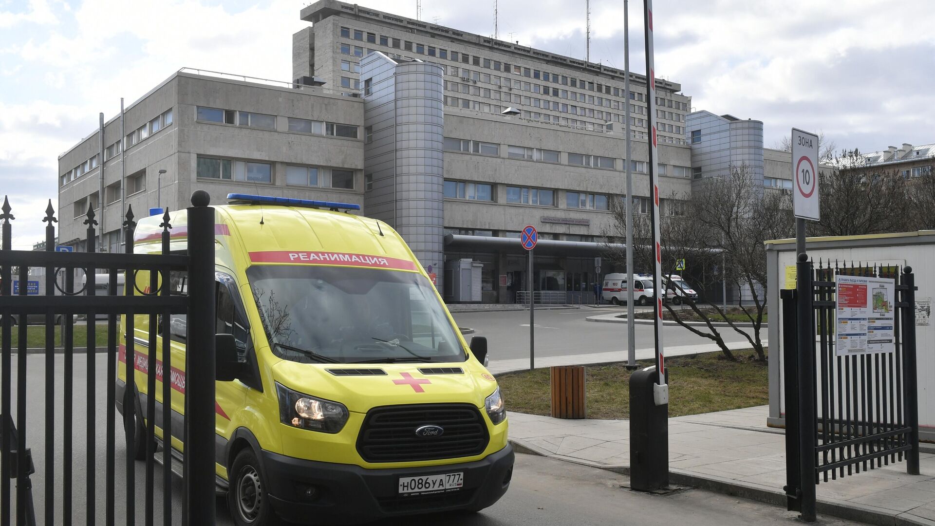 Автомобиль скорой помощи у ворот НИИ скорой помощи имени Н.В. Склифосовского в Москве - РИА Новости, 1920, 16.04.2024