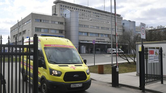 Автомобиль скорой помощи у ворот НИИ скорой помощи имени Н.В. Склифосовского в Москве