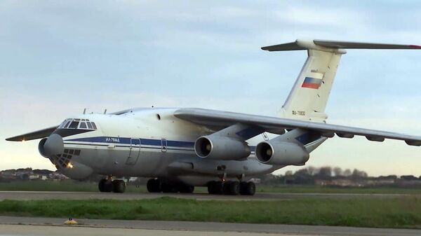 Военно-транспортный самолет ВКС России Ил-76 МД с медицинским оборудованием, предназначенным для борьбы с вирусом COVID-19, на итальянской авиабазе Практика-ли-Маре