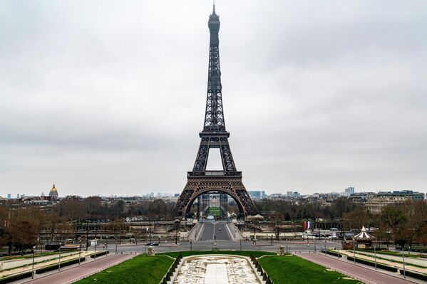 Безлюдная площадь Трокадеро и Эйфелева башня в Париже