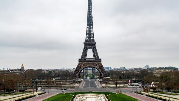 Безлюдная площадь Трокадеро и Эйфелева башня в Париже