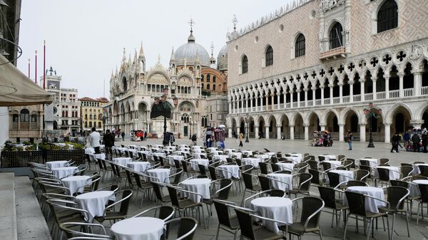 Пустые столики перед рестораном на площади Сан - Марко в Венеции