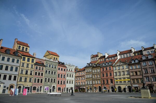 Пустая Рыночная площадь в Старом городе Варшавы