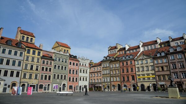 Пустая Рыночная площадь в Старом городе Варшавы