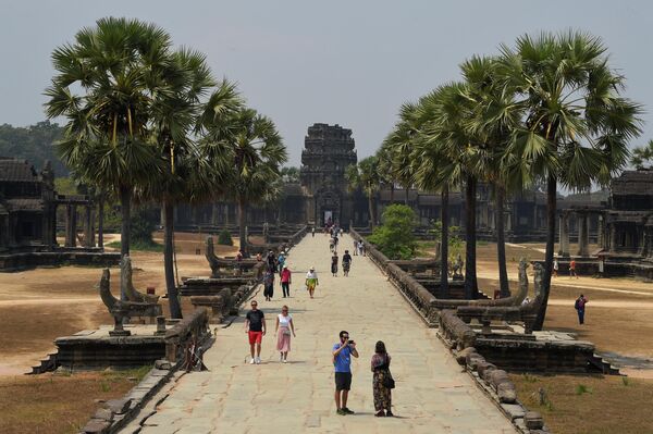 Туристы в храме Ангкор-Ват в провинции Сиемреап на севере Камбоджи. 5 марта 2020 года