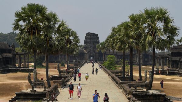 Туристы в храме Ангкор-Ват в провинции Сиемреап на севере Камбоджи. 5 марта 2020 года