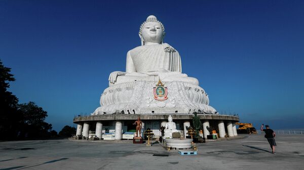 Турист фотографирует статую Будды на Пхукете, Таиланд