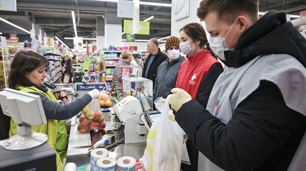 Волонтеры-медики покупают продукты для пенсионеров в Москве