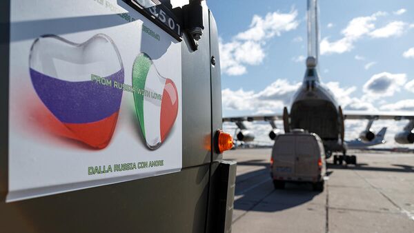 Наклейка на борту автомобиля с медицинским оборудованием для оказания помощи Италии в борьбе с распространением коронавируса