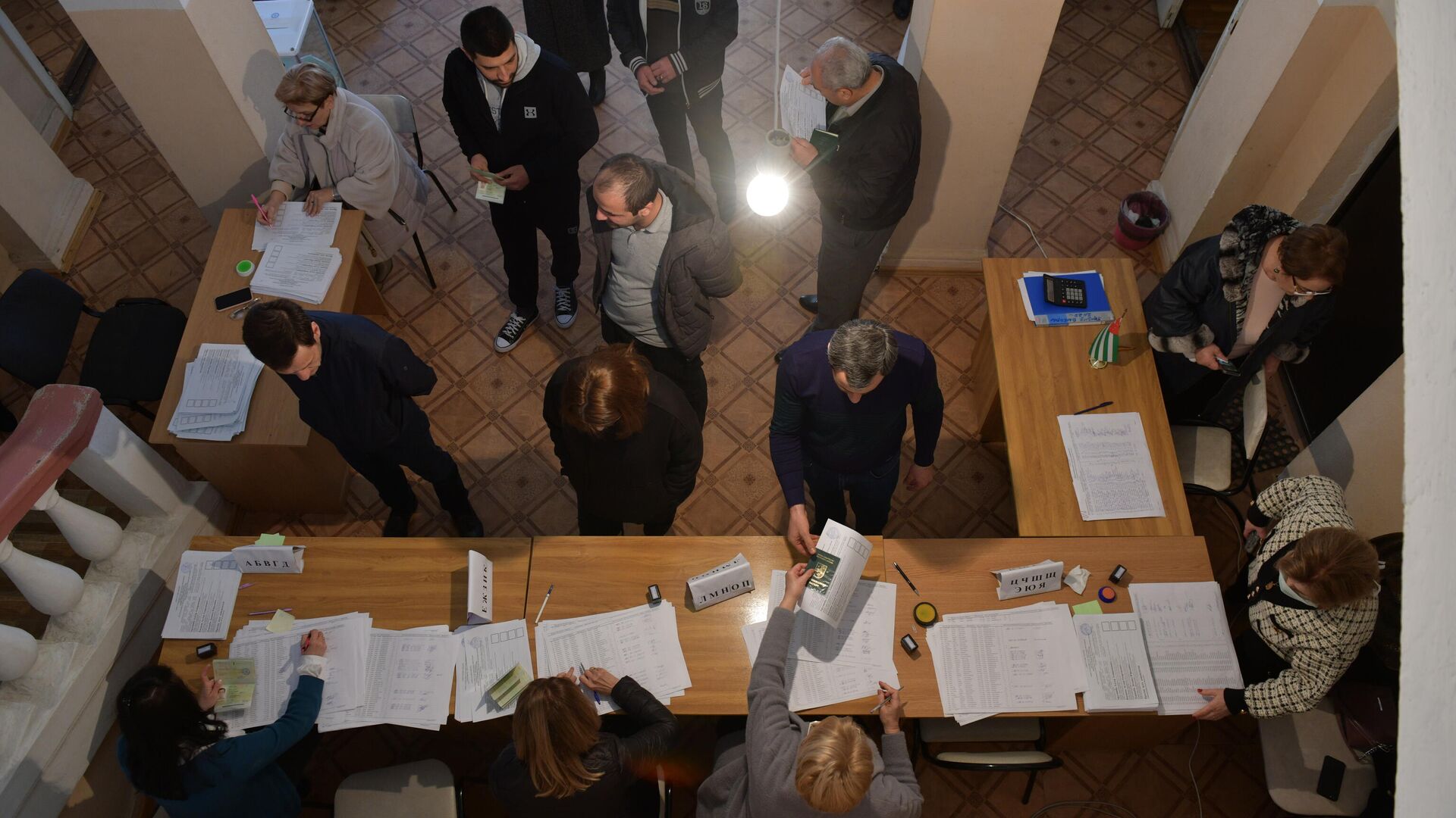 Избиратели в день выборов на избирательном участке в Абхазии - РИА Новости, 1920, 12.03.2022