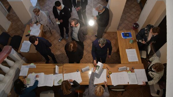 Избиратели в день выборов на избирательном участке в Абхазии