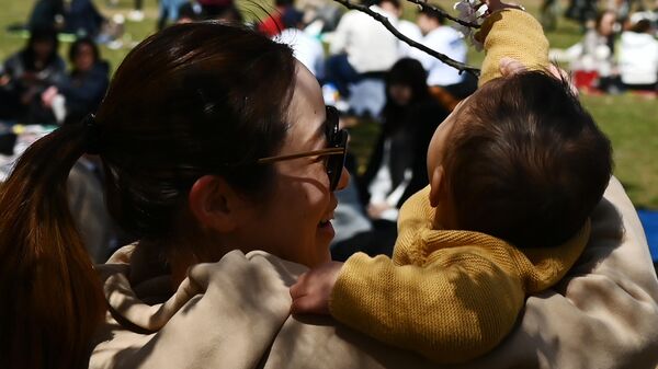 Мама с ребенком в парке Йойоги в Токио