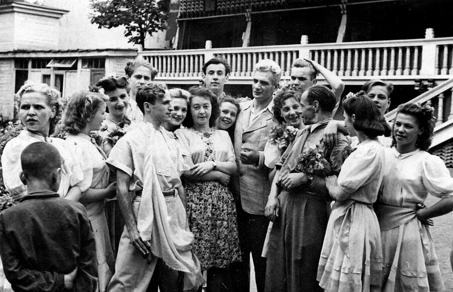 Аркадий Обрант с артистами ансамбля. Сад Эрмитаж, Москва 1946 год