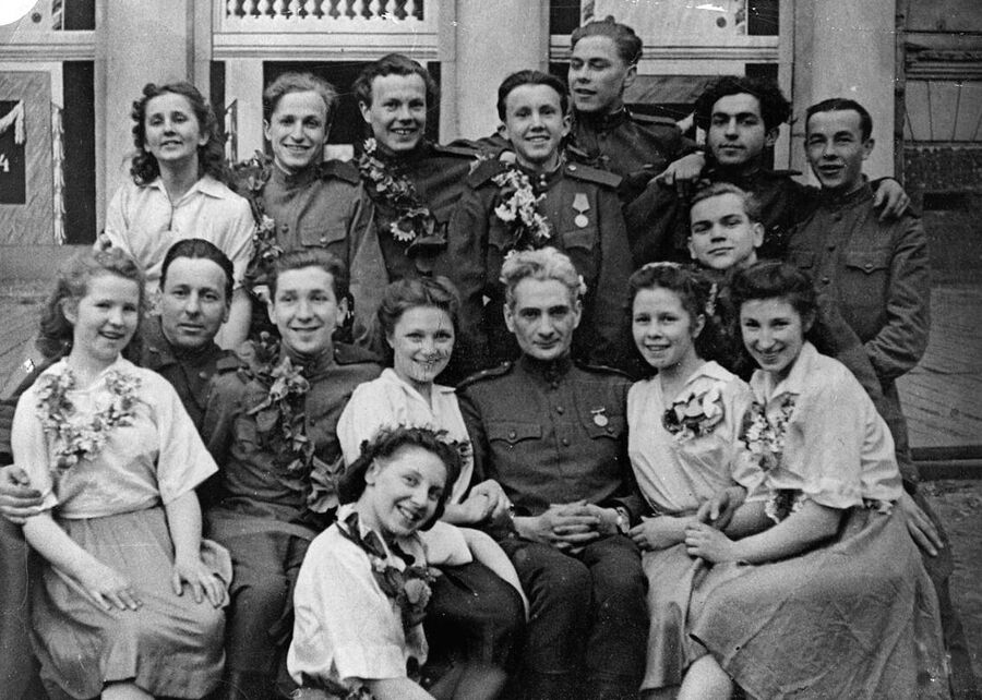 Аркадий Обрант среди участников Молодежного фронтового ансамбля. 1945 год