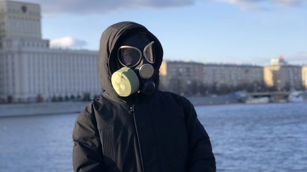 Человек в противогазе  на Пушкинской набережной в Москве