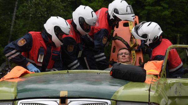 Спасатели мотогруппы достают из поврежденной машины условно пострадавшего во время учений
