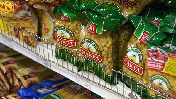 Полка с макаронными изделиями в супермаркете Караван в Чите