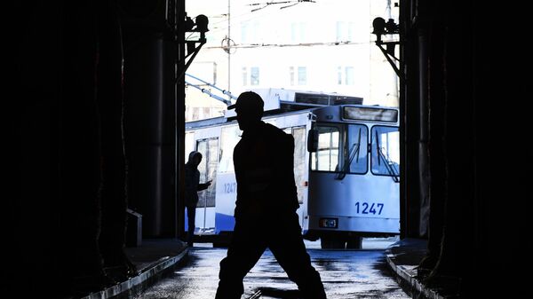 Троллейбус заезжает на мойку в депо в Новосибирске