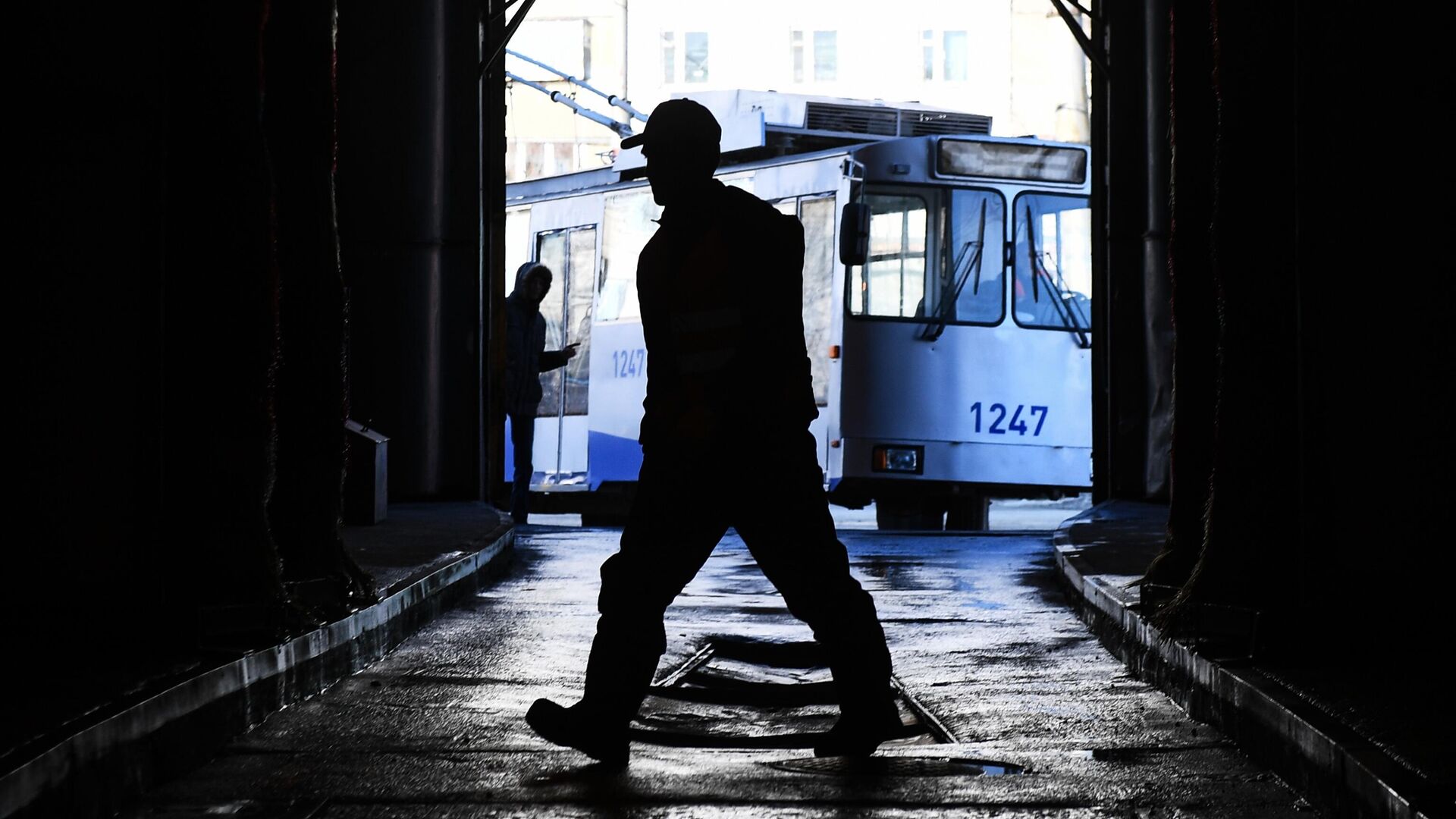 Троллейбус заезжает на мойку в депо  - РИА Новости, 1920, 05.04.2022