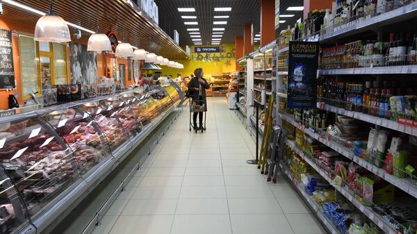 Покупательница в супермаркете 