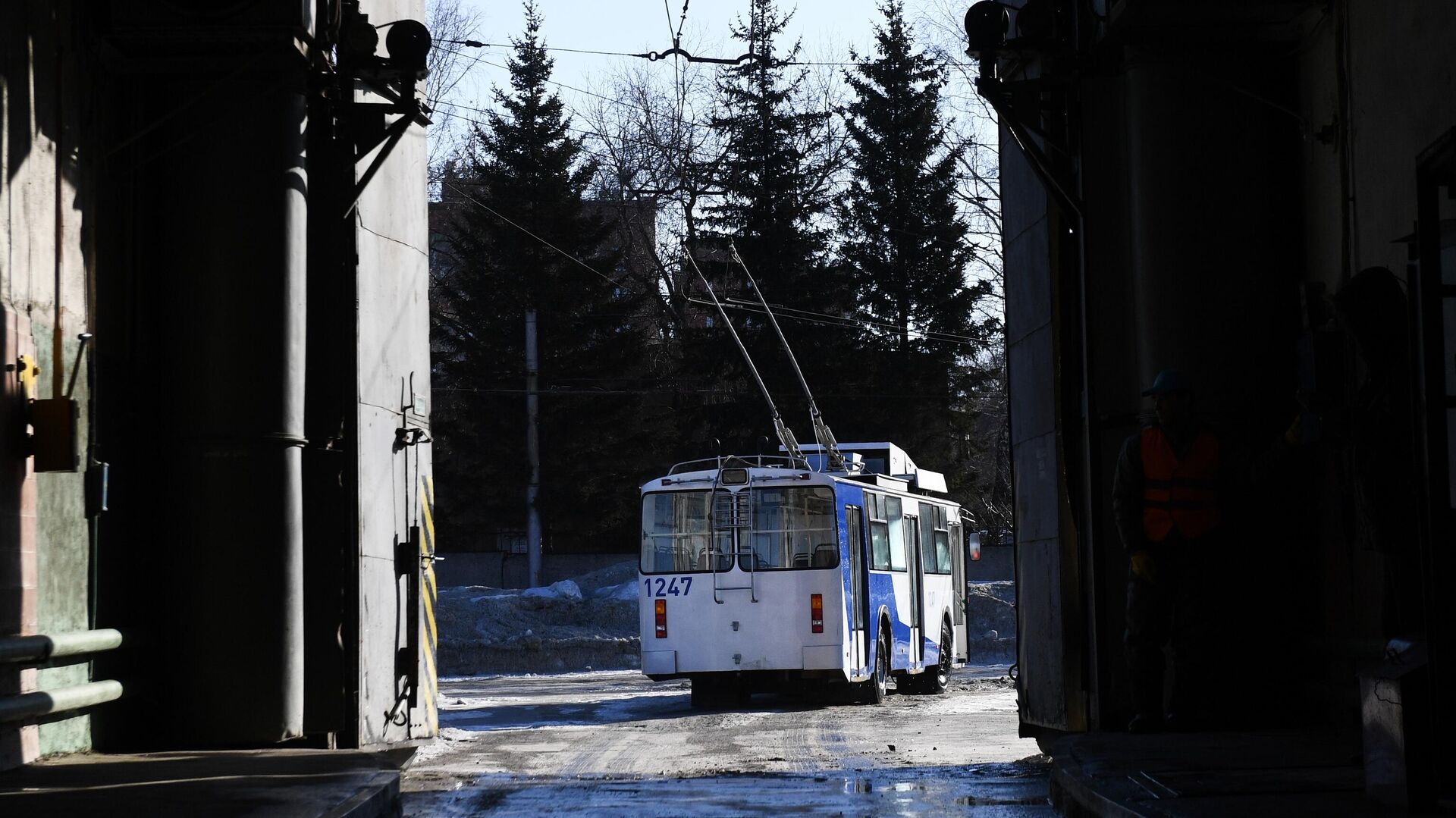 Троллейбус выезжает из депо - РИА Новости, 1920, 24.10.2022