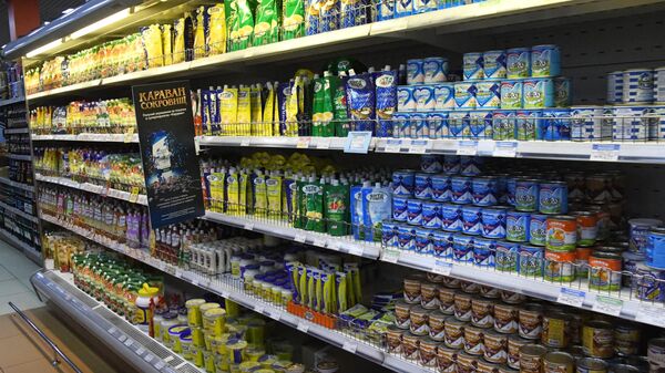 Полки с продуктами в супермаркете в Чите