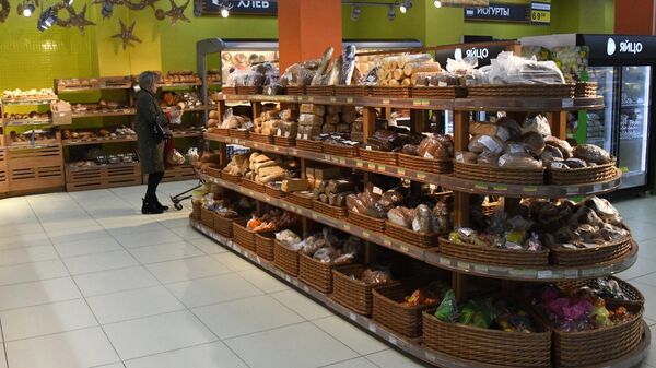 Покупательница в хлебном отделе супермаркета в Чите