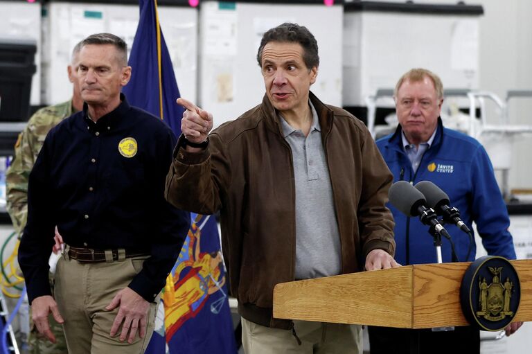 Губернатор Нью-Йорка Эндрю Куомо во время встречи с военнослужащими, которые привлечены для борьбы с распространением коронавируса