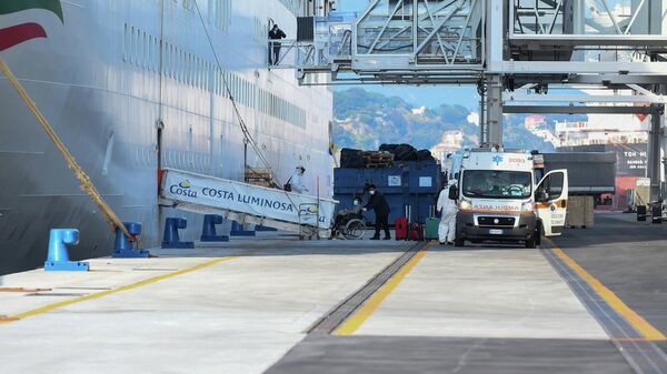 Врачи скорой помощи эвакуируют пассажиров круизного лайнера Costa Luminosa в порту Савона недалеко от Генуи в Италии