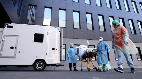 Медики доставляют пациента в больницу в бельгийском Льеже
