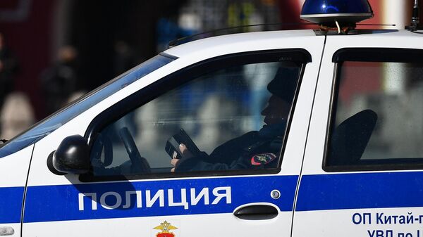 Сотрудник правоохранительных органов в полицейской машине в центре Москвы