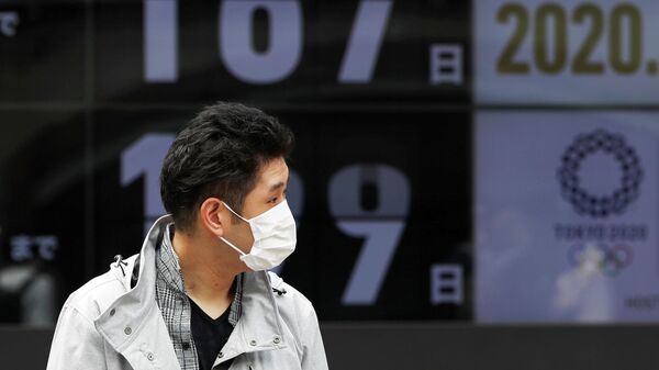 Мужчина в защитной маске на улице Токио