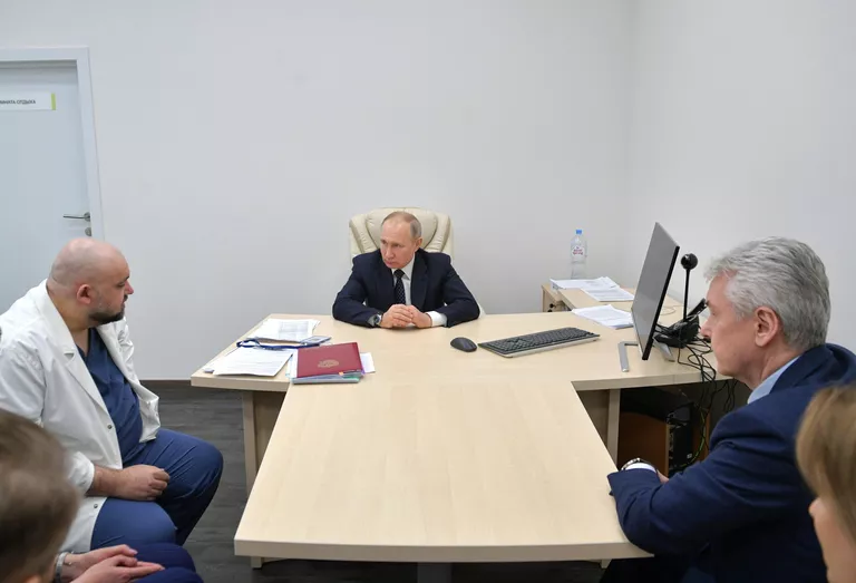 Президент РФ Владимир Путин во время посещения больницы, предназначенной для пациентов с подозрением на коронавирус, в московском посёлке Коммунарка Президент РФ Владимир Путин во время посещения больницы, предназначенной для пациентов с подозрением на коронавирус, в московском посёлке Коммунарка