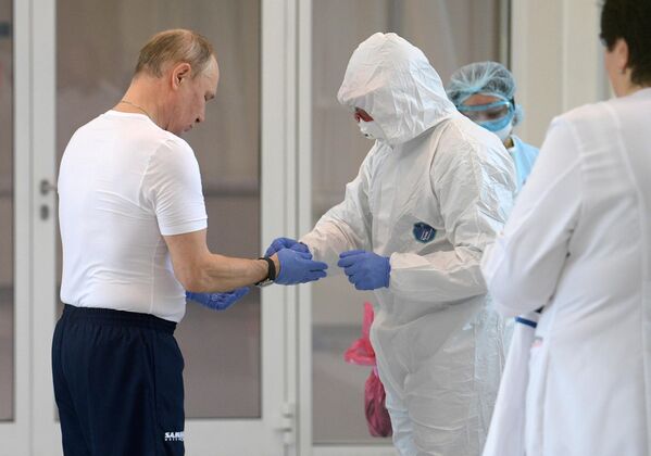 Президент РФ Владимир Путин во время посещения больницы, предназначенной для пациентов с подозрением на коронавирус, в московском посёлке Коммунарка