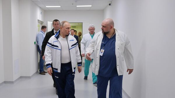 Президент РФ Владимир Путин во время посещения больницы, предназначенной для пациентов с подозрением на коронавирус, в Коммунарке