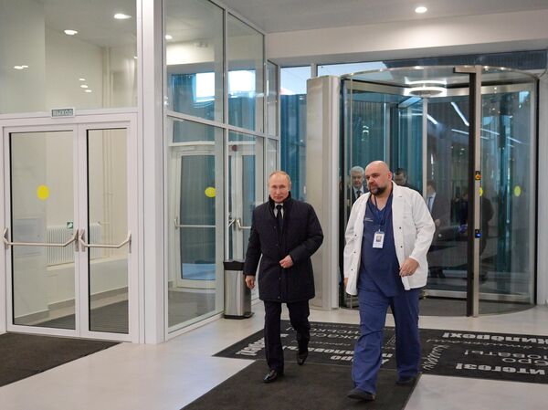  Президент РФ Владимир Путин во время посещения больницы, предназначенной для пациентов с подозрением на коронавирус, в московском посёлке Коммунарка