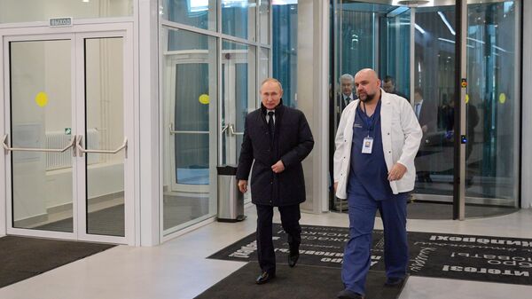 Президент РФ Владимир Путин во время посещения больницы, предназначенной для пациентов с подозрением на коронавирус, в московском посёлке Коммунарка