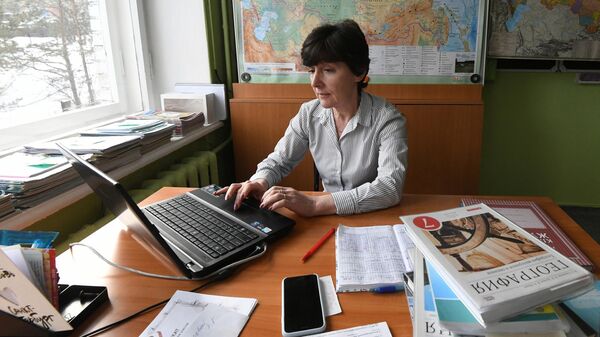 Преподаватель географии Эвелина Захарова во время онлайн-урока в школе в Дивногорске