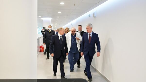 Президент РФ Владимир Путин во время посещения больницы, предназначенной для пациентов с подозрением на коронавирус, в московском посёлке Коммунарка