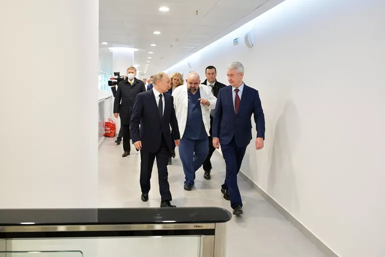 Президент РФ Владимир Путин во время посещения больницы, предназначенной для пациентов с подозрением на коронавирус, в московском посёлке Коммунарка Президент РФ Владимир Путин во время посещения больницы, предназначенной для пациентов с подозрением на коронавирус, в московском посёлке Коммунарка