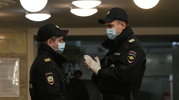 Полицейские в защитных масках