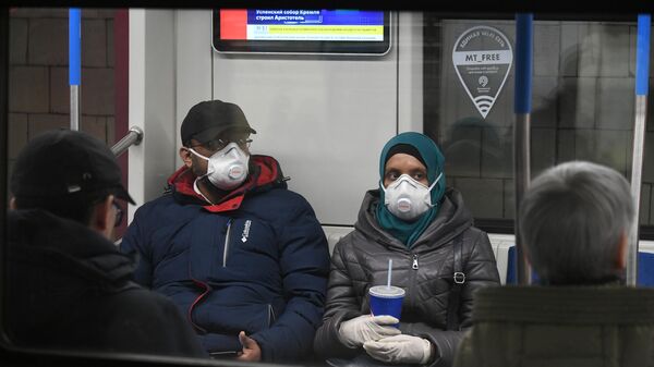 Пассажиры Московского метрополитена в защитных масках
