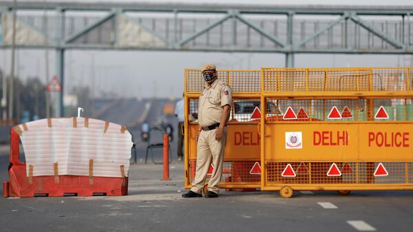 Полицейский на контрольно-пропускном пункте в Нью-Дели