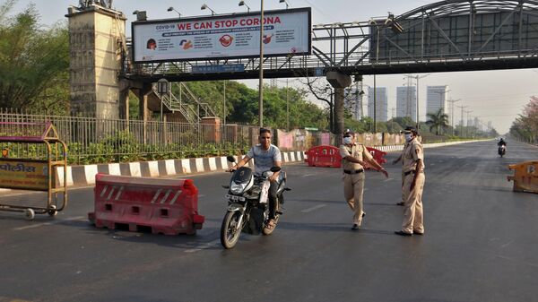 Полицейские на контрольно-пропускном пункте в Мумбаи
