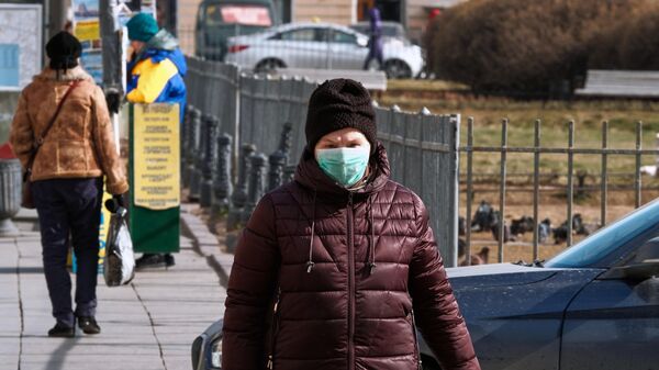 Женщина в медицинской маске на Невском проспекте в Санкт-Петербурге