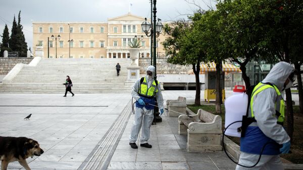 Рабочие дезинфицируют площадь Синтагма в Афинах