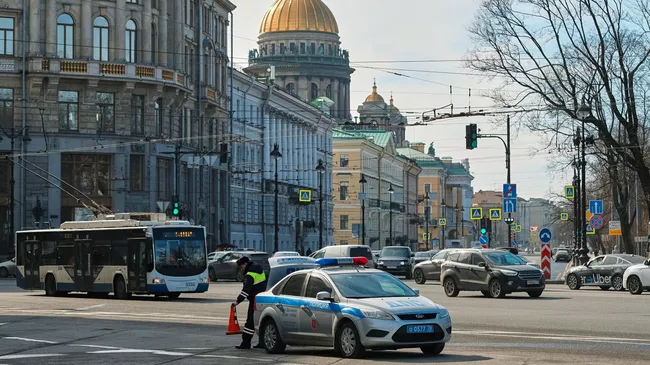 Сотрудник ГИБДД во время работы в Санкт-Петербурге