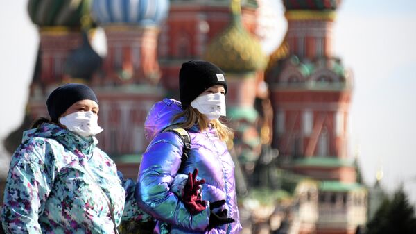 Женщины в защитных масках на Красной площади в Москве