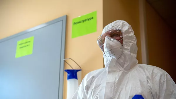 Медик в отделении для больных с подозрением на коронавирусную инфекцию